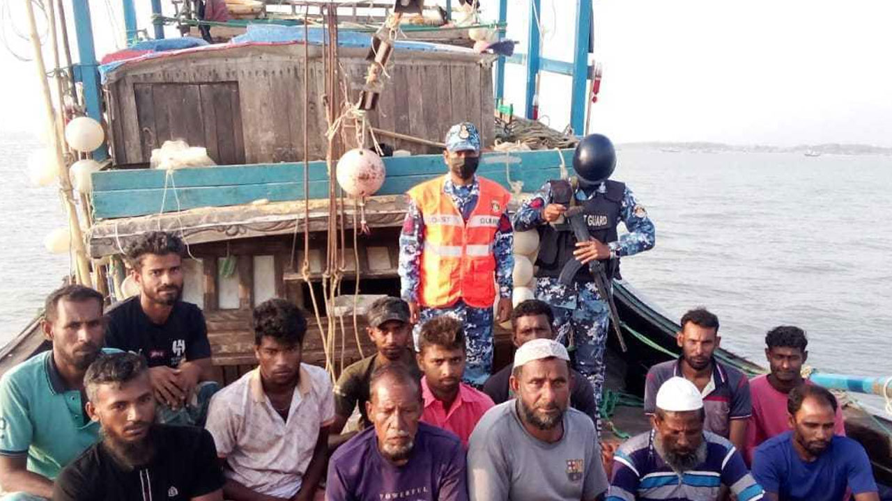 চার দিন ধরে বঙ্গোপসাগরে ভাসতে থাকা ১৩ জেলে উদ্ধার