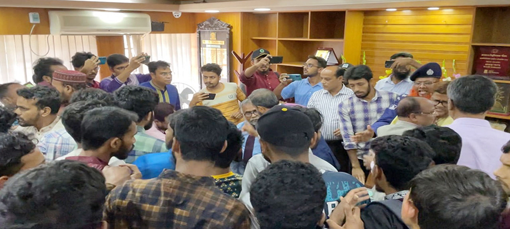 রেজিস্ট্রার পদে নিয়োগ নিয়ে ইবি উপাচার্যের কার্যালয়ে হট্টগোল