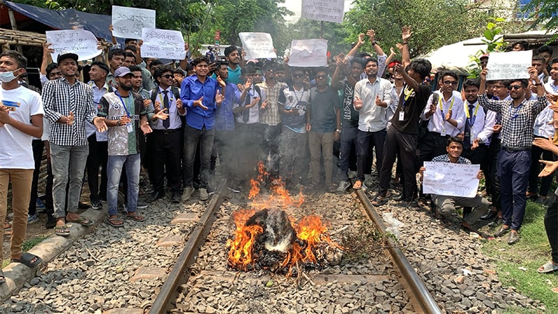 রাজশাহীতে পলিটেকনিক শিক্ষার্থীদের সড়ক ও রেলপথ অবরোধ
