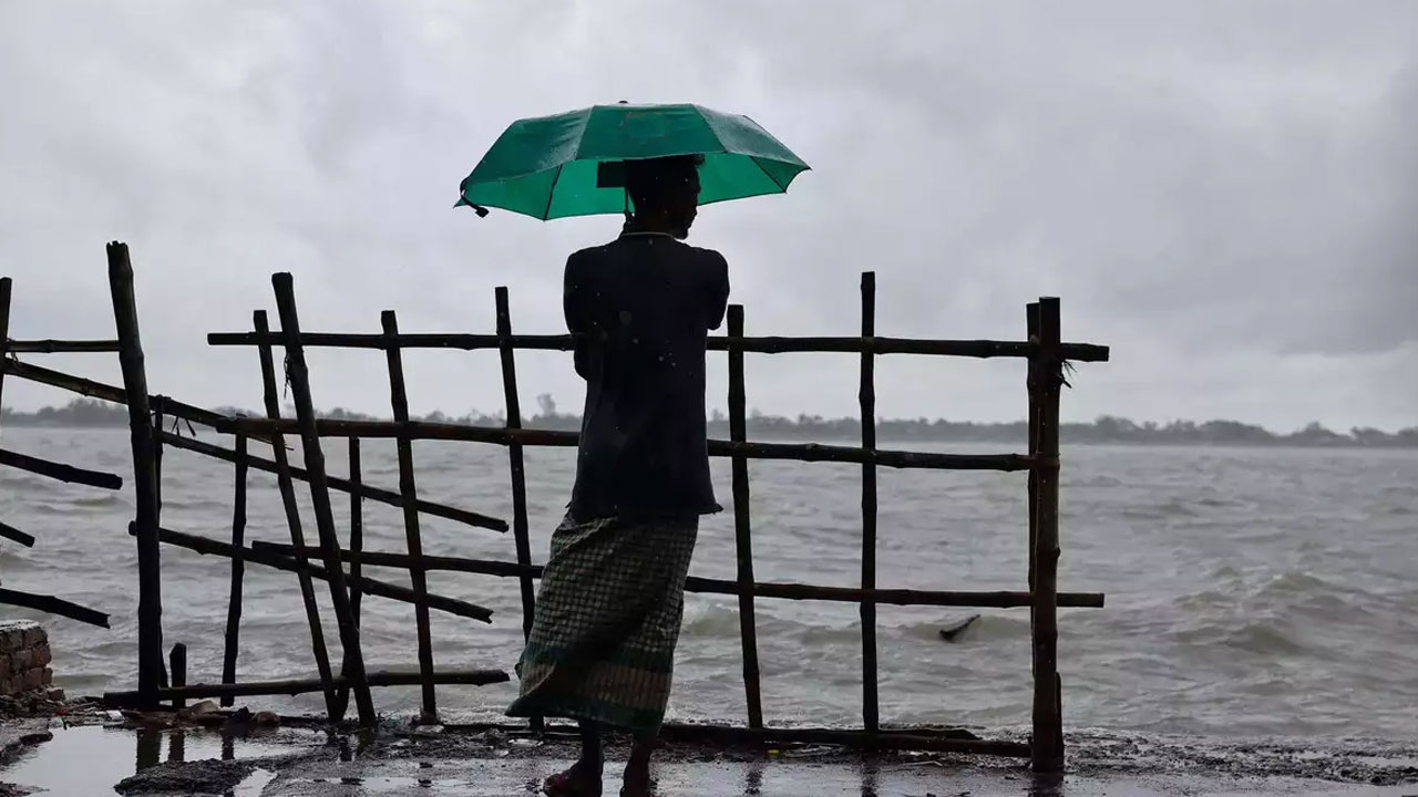 ঢাকাসহ ১৪ অঞ্চলে ঝড়ের আভাস