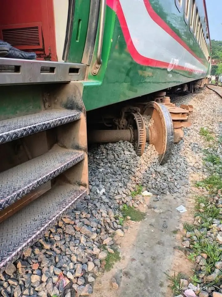 রাজশাহীতে বনলতা এক্সপ্রেস ট্রেন লাইনচ্যুত, ট্রেন চলাচল বন্ধ