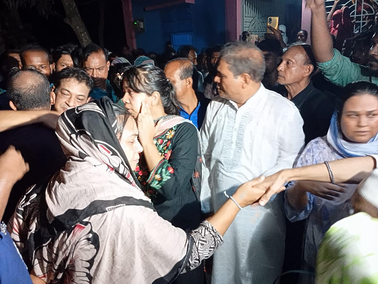 কারাগার থেকে এসে মাকে শেষ বিদায় জানালেন ফারজানা রুপা