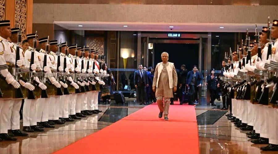 প্রধান উপদেষ্টাকে লাল গালিচা সংবর্ধনা দিল মালয়েশিয়া