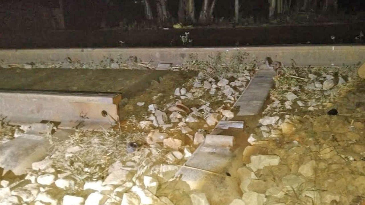 গফরগাঁওয়ে রেলপাত উধাও, অগ্নিবীনা ট্রেন লাইনচ্যুত
