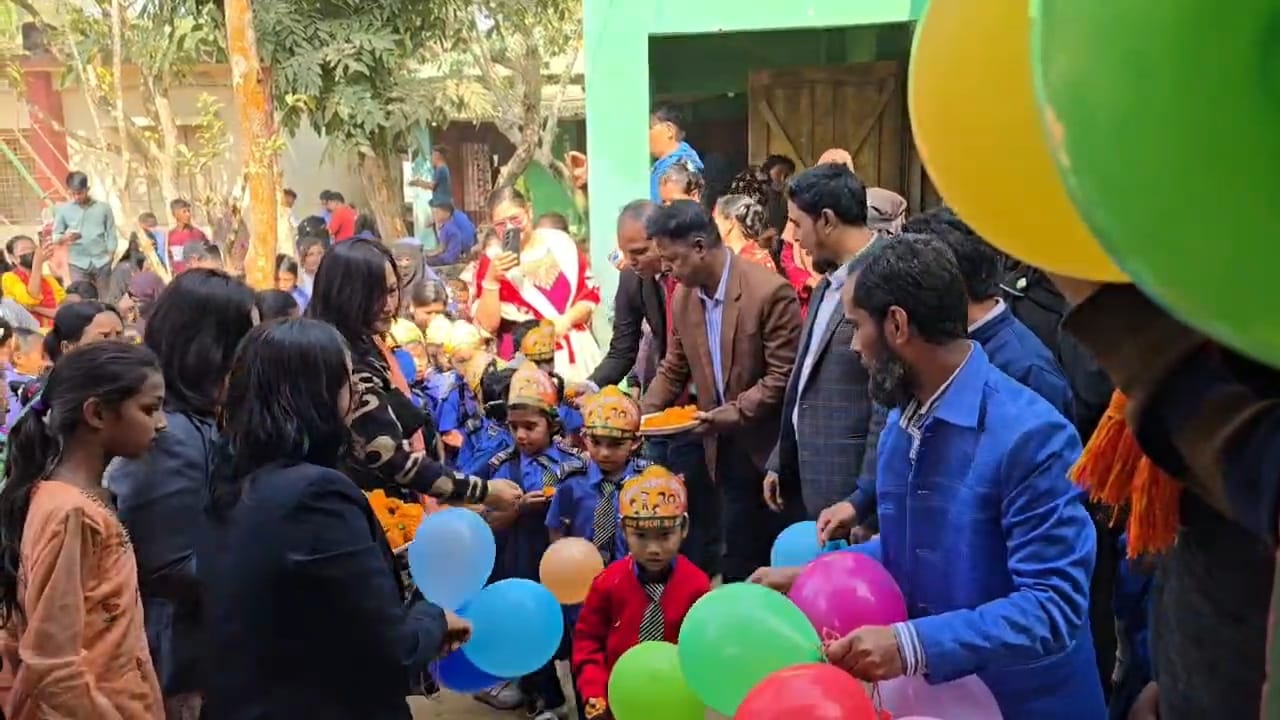 খাগড়াছড়িতে পিঠা উৎসবের মাধ্যমে শিশুদের স্কুলে বরণ