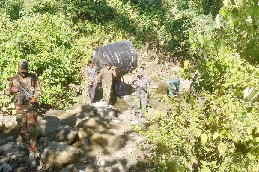 খাগড়াছড়িতে দূর্গম ৪ গ্রামের মানুষের জন্য সুপেয় পানির ব্যবস্থা সেনাবাহিনীর