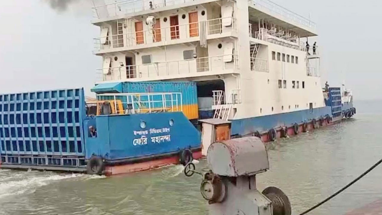 কুয়াশা কেটে ফেরি চলাচল স্বাভাবিক শরীয়তপুর-চাঁদপুরে