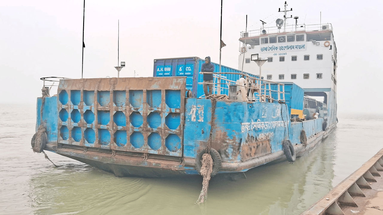 ৭ ঘণ্টা পর দৌলতদিয়া-পাটুরিয়ায় ফেরি চলাচল শুরু