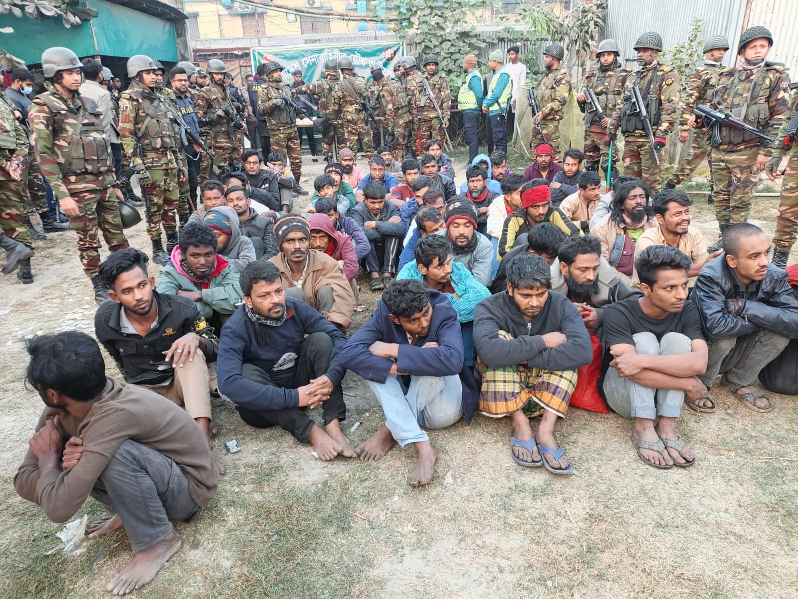টঙ্গীতে দুইটি বস্তিতে যৌথবাহিনীর অভিযান ॥ ৩৫জন আটক, দেশীয় অস্ত্র ও হাত বোমা উদ্ধার