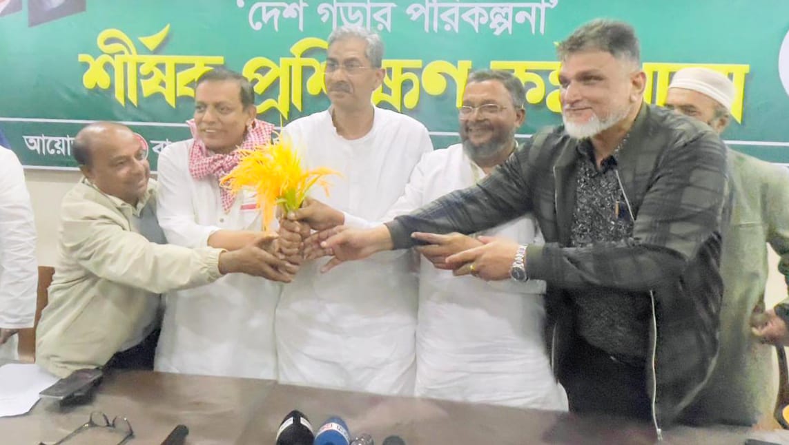 লক্ষ্মীপুরে বিএনপি প্রার্থীকে সমর্থন দিয়ে নির্বাচন থেকে সরে দাঁড়ালেন স্বতন্ত্র প্রার্থী