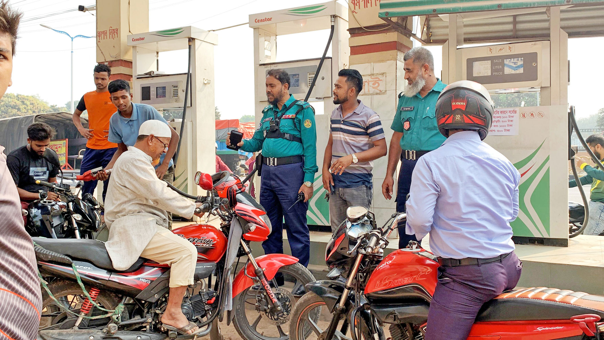 রাজশাহীতে পুলিশ পাহারায় জ্বালানি তেল বিক্রি