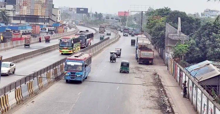 ঈদযাত্রায় ঢাকা-চট্টগ্রাম মহাসড়কের গলার কাঁটা অটোরিকশা
