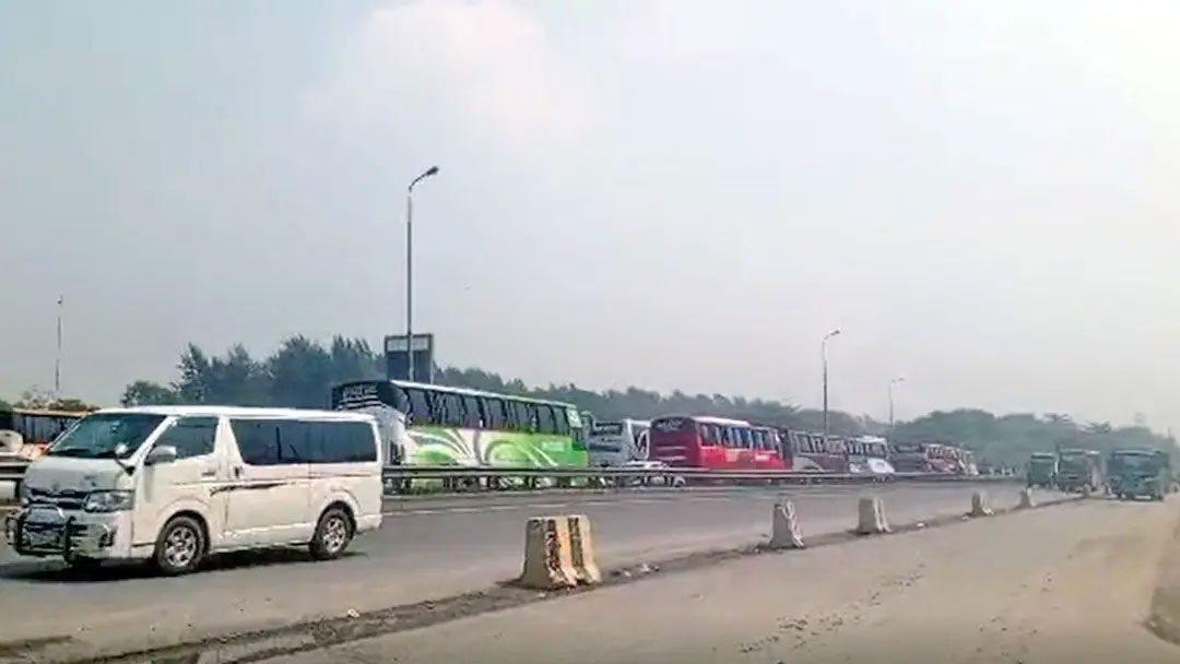 ২৮ ঘণ্টা যানজট-ধীরগতি শেষে সচল সিরাজগঞ্জ মহাসড়ক